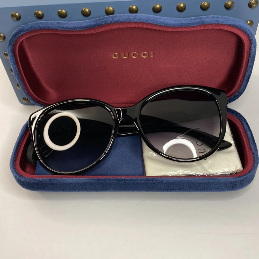 GUCCI GG0631S 001 round sunglass comes black frame with grey gradient lenses.